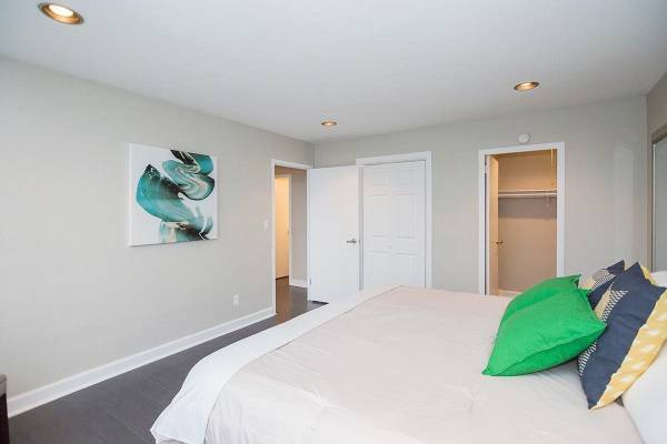 $2,015 / 2br - 975ft2 - Keyless Entry, Hardwood Flooring, Rooftop Deck (Downtown)64013204052865124