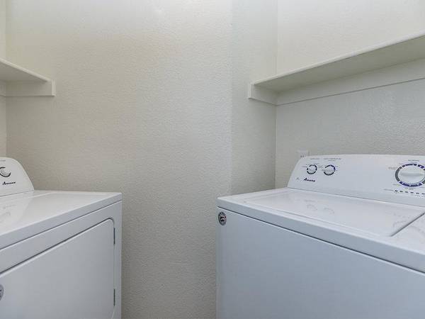 $1,314 / 1br - 910ft2 - Cable Available, Assigned Parking, Cable Ready, Business Center (Palm Valley Pavillions)64024994618497122