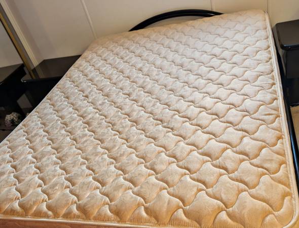 Queen size mattress 1