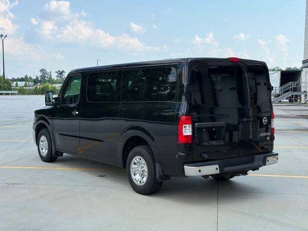 Furgón Nissan NV 3500 SL 2020 de 12 pasajeros - $31,00063620379350785123