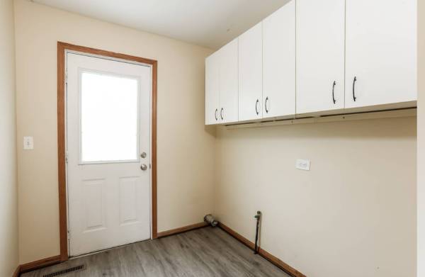 $1,299 / 1472ft2 - Charming 3-bedroom, 1.5-bath single-family home available for rent. (Lake In The Hills)64201212397827124