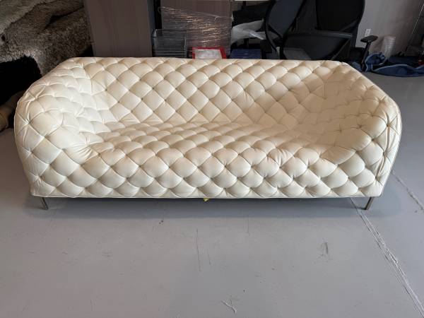 Modern White Tufted Designer Sofa – 1