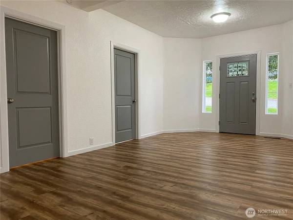 $1,900 / 2br - 1270ft2 - T-Town Charm 2x1 1270sf w/Fenced Yard Near Boze Elementary & I-5 (Tacoma, Near I-5, Schools, East Tacoma Parks & Fife Transit)63688586435203122