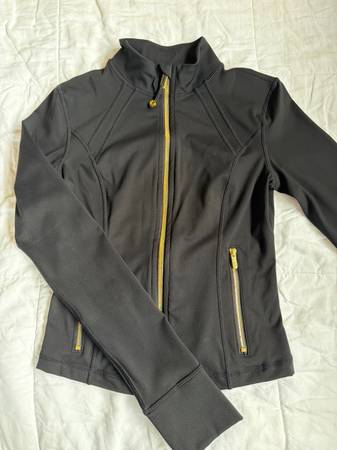Lululemon similar jacket 1