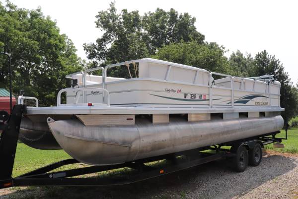 2004 Suntracker Pontoon Boat 24 ft 1