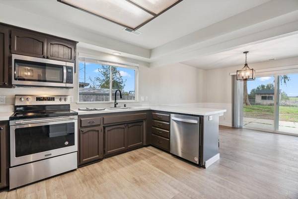 $437,500 / 3br - 1868ft2 - 7045 Hermosa Way, Redding, CA 96002 - Wooded Acres Renovated Home! (Redding)63972531403907122