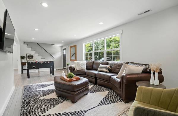 $5 / 3br - Quiet Batavia home with fire pit and grill63974473876482121