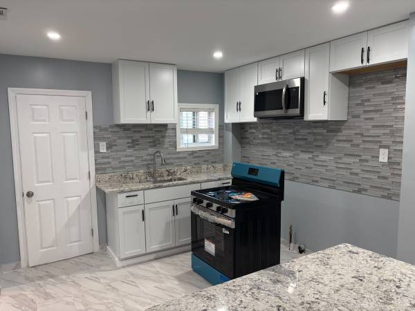 $2,500 / 2br - Parking, First Floor, Totally Renovated, On Bus Line at Broadway (Everett)63996257749250120