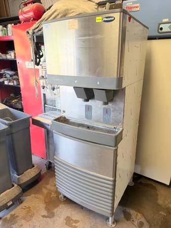 Follet Nugget Ice machine and dispenser 1