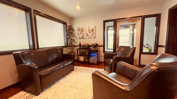 $1,950 / 800ft2 - Three Private Offices + Reception & Conference Room for Lease (Olympia)63786849639297122