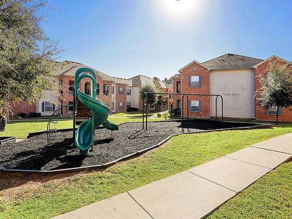 $1,269 / 2br - 992ft2 - Dishwasher And Stainless Double Sink With Disposal (Spring)63906679522050121