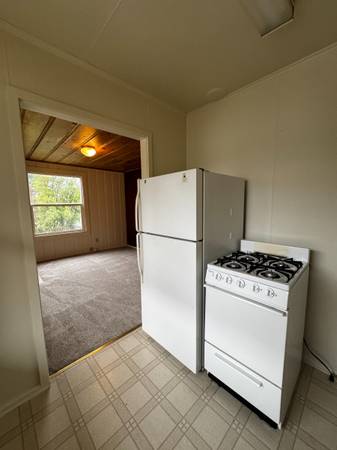 $1,500 / 1br - Apartment with central yard, walk to town, shared coin-op washer/dryer (russian river)64049801428993124