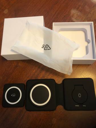 Magnetic Wireless 3 in 1 charger (new) foldable 1