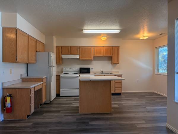$1,072 / 2br - 800ft2 - New LVP Flooring • Natural Light & Tree Views (Rexburg)63952520313091121
