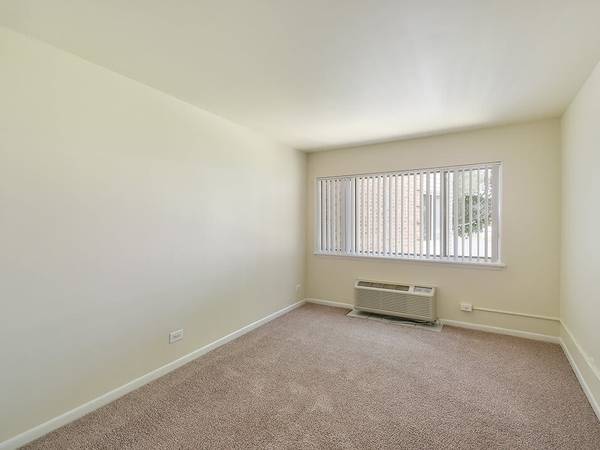 $1,130 / 1br - 710ft2 - Don't mess with the bus. (1610 Sunset Ave, Waukegan, IL)63846719541633122