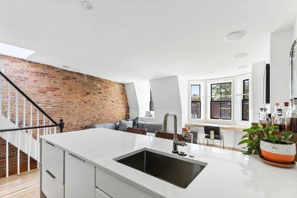 $4,000 / 1br - 608ft2 - Chic Scandinavian-Inspired Penthouse with Private Roof Deck (Boston)63699236575233122