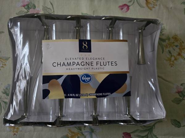 Champagne flutes. Cups. Plastic 1