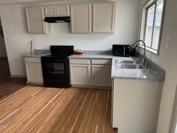 Private or Shared Rooms Available near the Medical Center 1