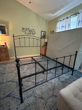 Queen size  bed frame 1