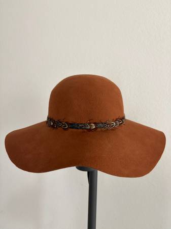 LOVELY BIRD Boho-Chic Feather Banded Floppy Hat 1