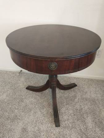Round pedestal table 1