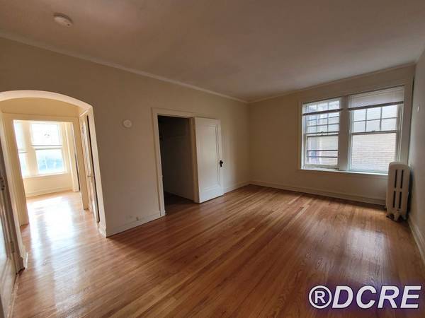 $1,250 / 1br - Evanston - Top floor 1BR just a block from Main St. Metra / Redline! (Evanston)63781327277187121
