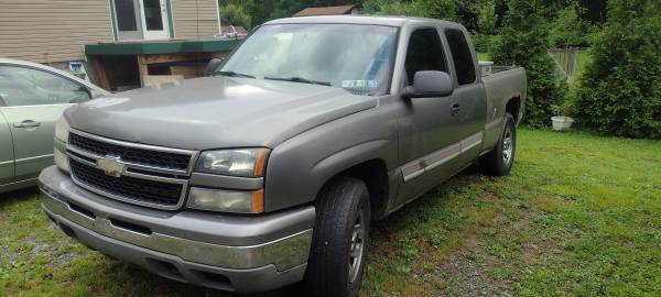 2006 Chevy Silverado. 4.8 automático 4x4 - $1,500 (leet/ Ambridge / sewickley)63654694705027120