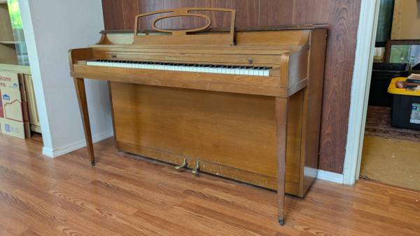 Upright piano 1