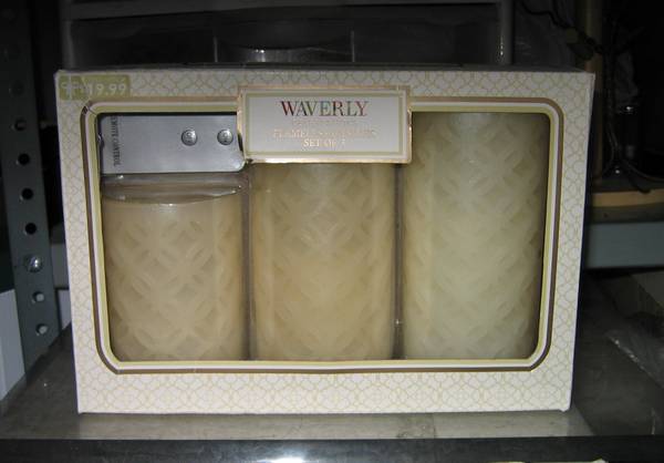 FLICKERING CANDLE SET, LED battery operated, new in box $10 khi 1
