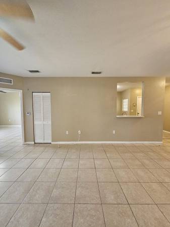 $2,000 / 3br - A must see! Beautifully Maintained 2nd floor 3 bed lake view Condo (West Palm Beach - 33411*)64049280317569122