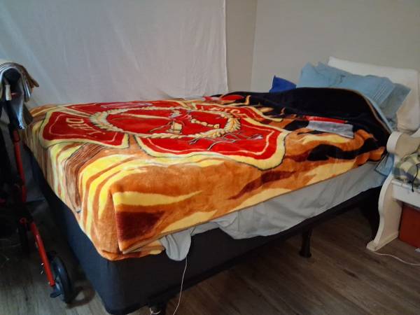 Queen size bed 1