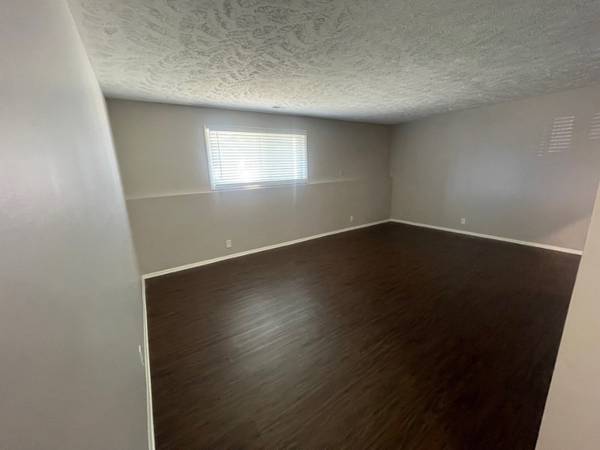 $928 / 1br - 800ft2 - Spacious 1BR – Remodeled, Pet-Friendly – 🎉 Move in Oct, ½ Off Rent! (10905 North Mill Court, Omaha, NE)64020671996545121