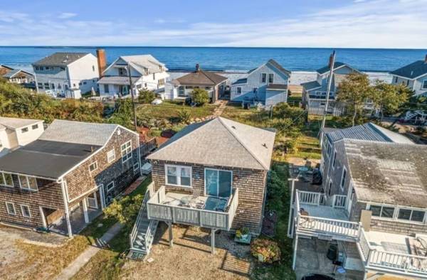 $1 / 2br - Adorable Beach house with lots of outdoor space and steps to Long Beach! (Rockport, MA)63892103042947120