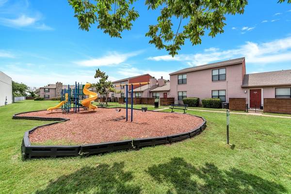 $1,125 / 1br - 686ft2 - Microwave, Pantry, Window Coverings (4500 Sojourn Dr, Addison, TX)63796578435329121