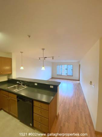 $1,995 / 1br - 716ft2 - WOW! Top Floor One-Bedroom/One Bath w/ Private Patio in Ballard* (Ballard, Seattle)63948084946434122