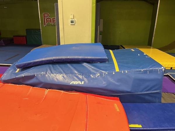 Large crash mat 1