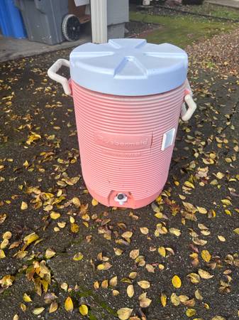 Rubbermaid water cooler 1