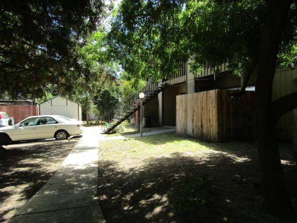 $1,400 / 2br - 725ft2 - Two Bed/one bath 250-6 (Sacramento)64043838975873120