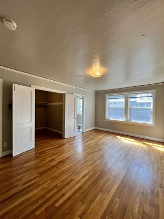 $1,195 Vintage/ Large Studio! Hardwoods, Pet Friendly & Bike Parking! (Portland)63831327156099123