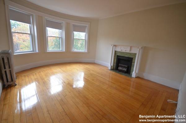 >>BEACON ST-BROOKLINE LARGE 2 BEDROOM, STEPS TO LONGWOOD, GREEN LINES! 1