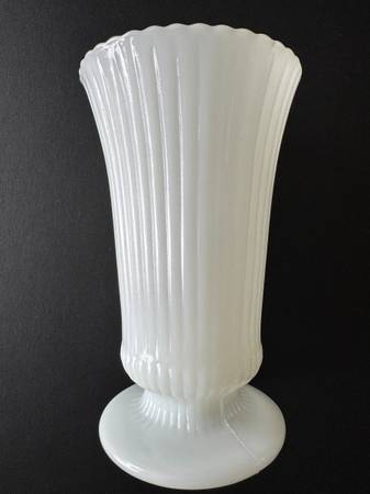 Vintage E.O. Brody Co USA Scalloped Edge Ribbed Milk Glass Fluted Vase 1