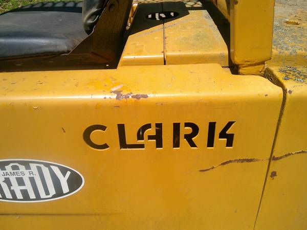 Clark 5K lb. 10' lift Gas warehouse fork lift . needs tlc 1