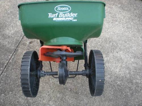 Scotts fertilizer  drop  spreader 1