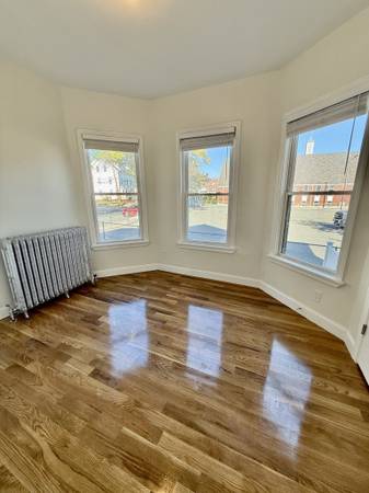 $2,500 / 2br - NO FEE> Lynn 2 bed with in unit W/D. Cat ok. Avail Nov 1.64213538839297124