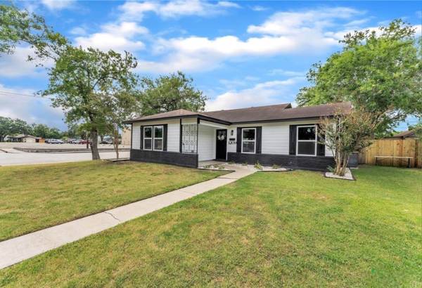 $199,900 / 4br - 1557ft2 - For Sale By Owner - Historic Charm Completely Updated (Victoria)64193710164994121
