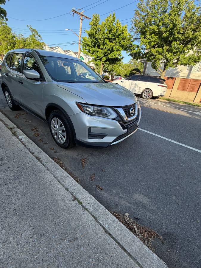2017 Nissan rogue 140k miles gas saver 25mpg.