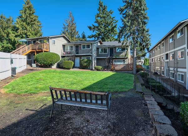 $1,400 / 2br - Quiet 2B Apartment with Dining Space, Pets Welcome - In Portland (Portland)63914738730371124