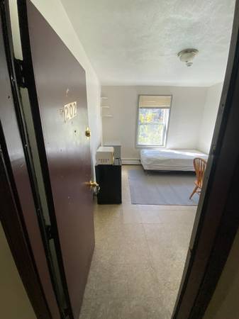 $860 Harbor St Rooming House in Salem has Single Rooms w/Shared Bathroom (Salem MA)63817562358019124