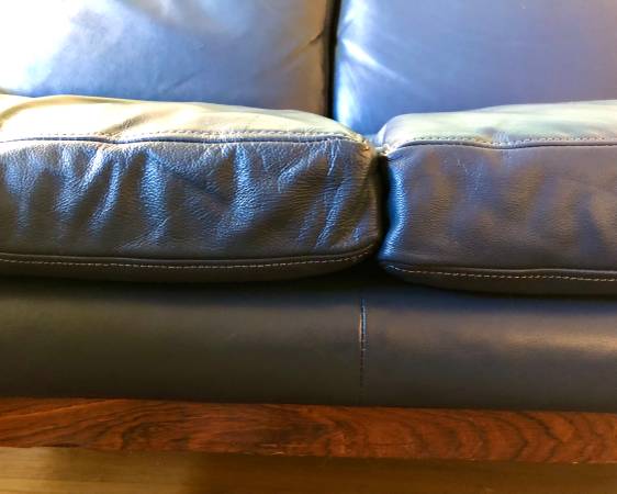 Sofá de cuero azul y palo rosa de mediados de siglo 88" - $4,200 (palo alto)63471477315715122