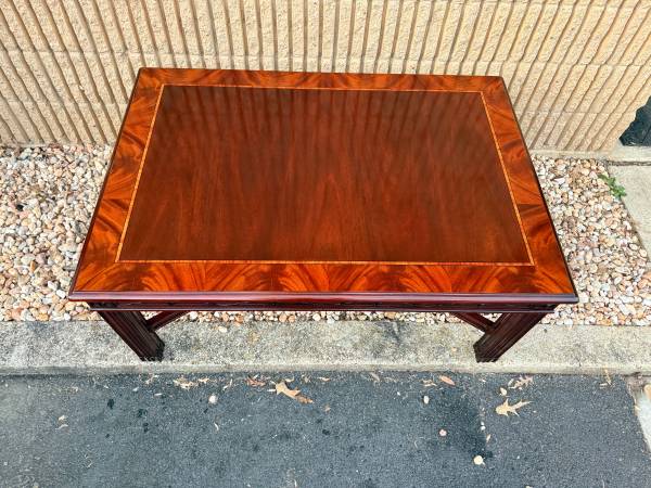 Mesa de centro Henkel Harris estilo Chippendale con incrustaciones de caoba y teca - $2.290 (Burke)63471432177153123